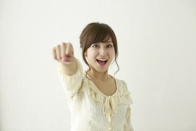 女性　拳　突き出す.jpeg