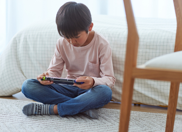 ゲームをする子ども.png
