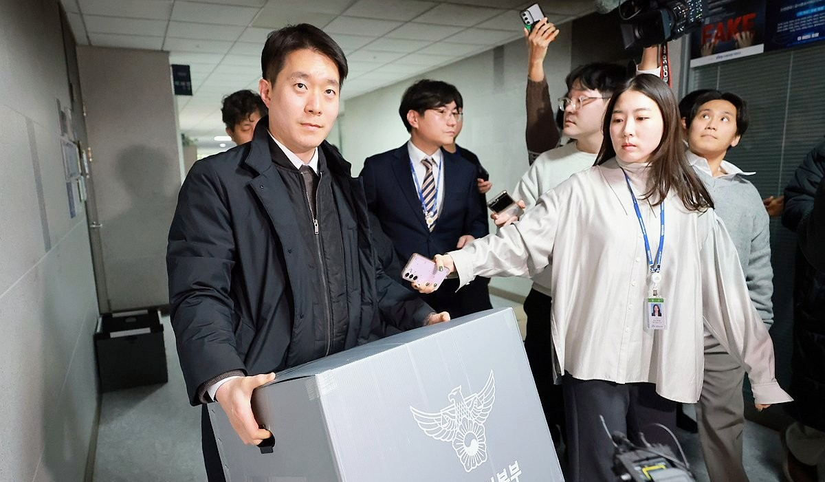 103,12月15日，在首尔汝矣岛的韩国国会大楼，警方对田载秀的议员办公室进行搜查取证。 韩联社~コピー.jpg