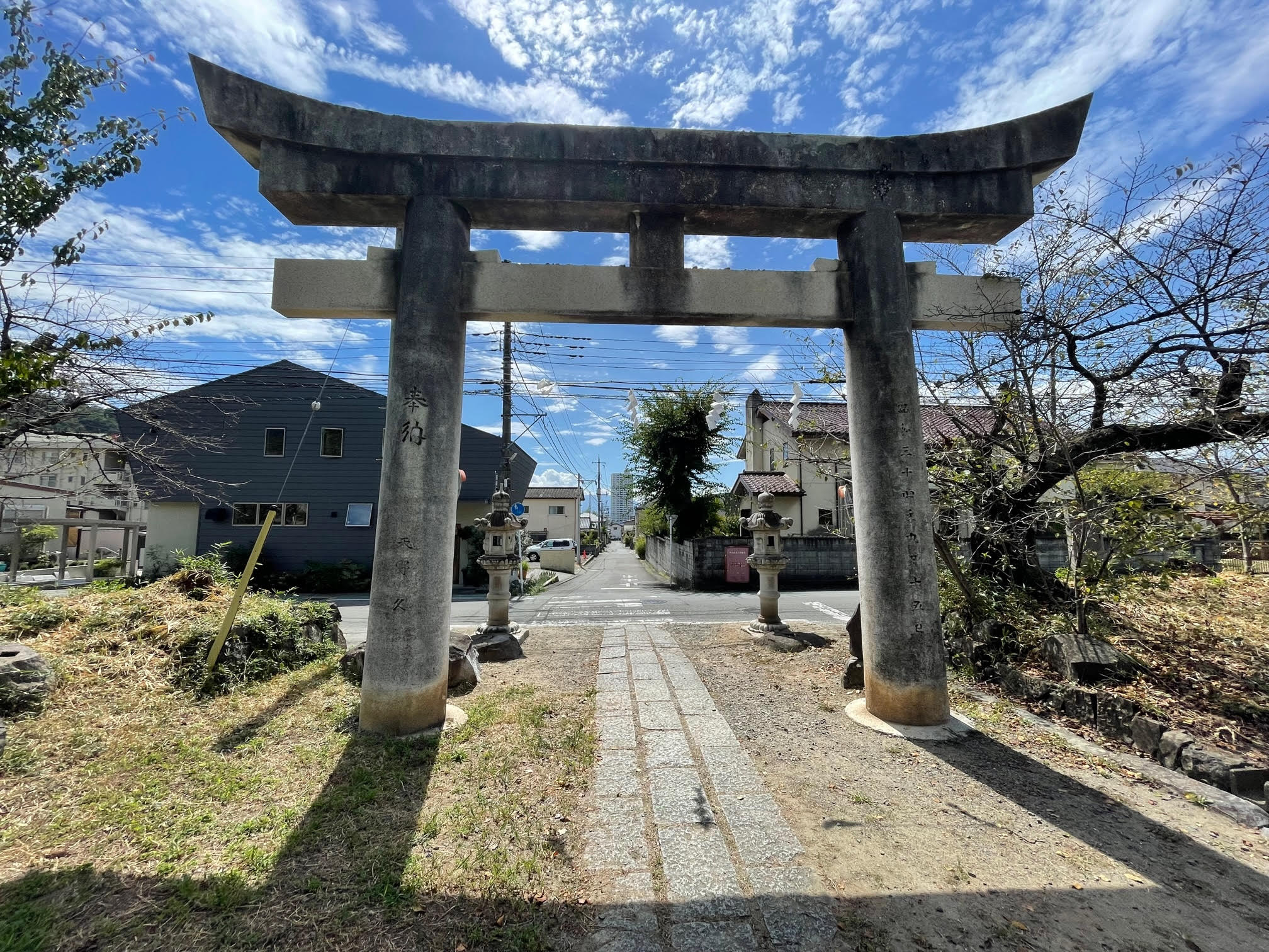 甲斐八幡鳥居.jpg
