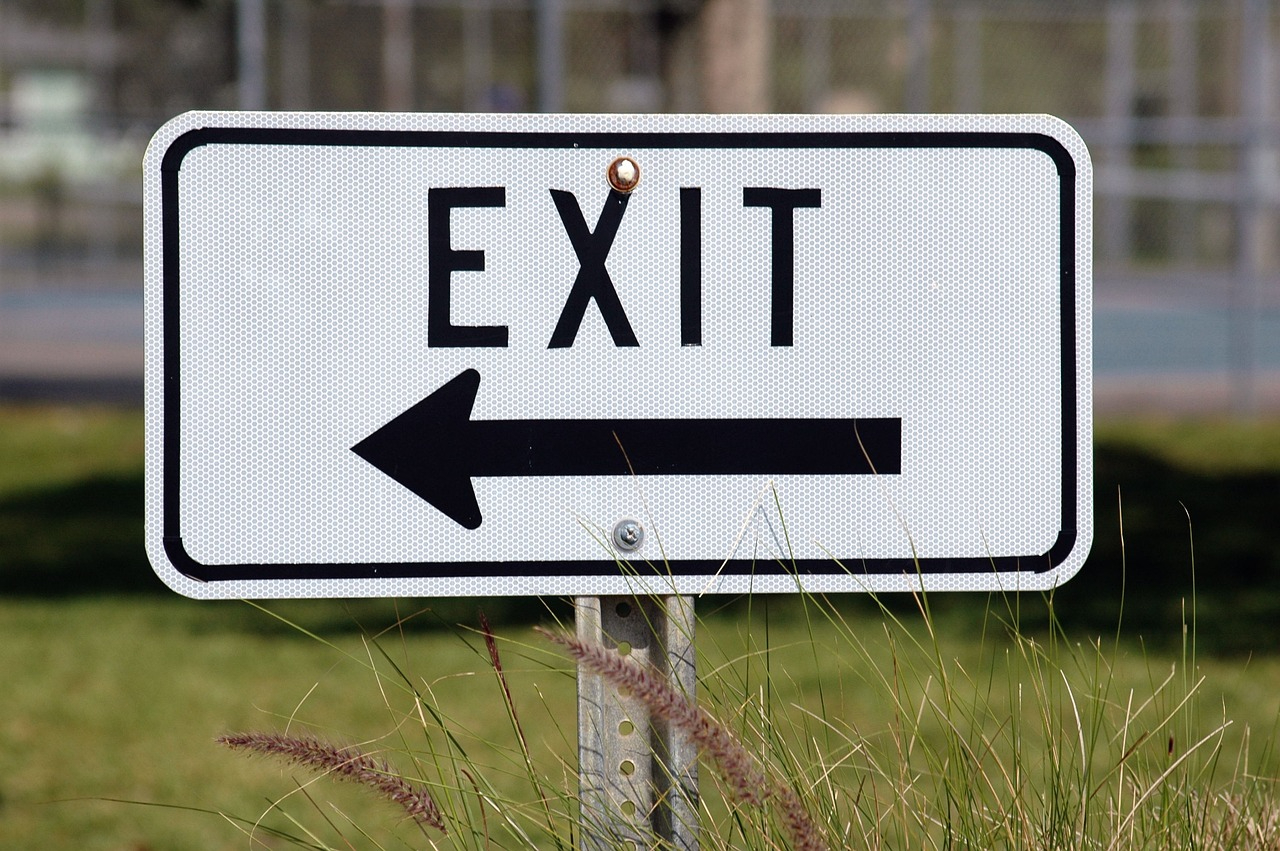 exit-sign-1744730_1280 (1).jpg