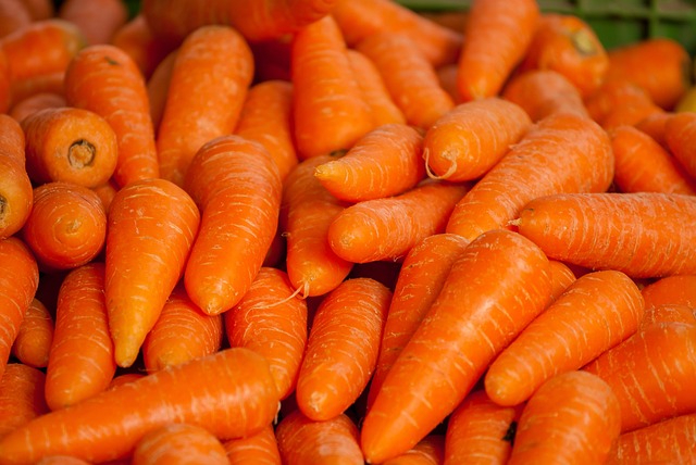 carrots-g1807f1a39_640.jpg