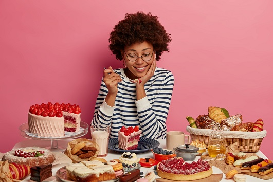 ケーキを食べる女性s.jpg