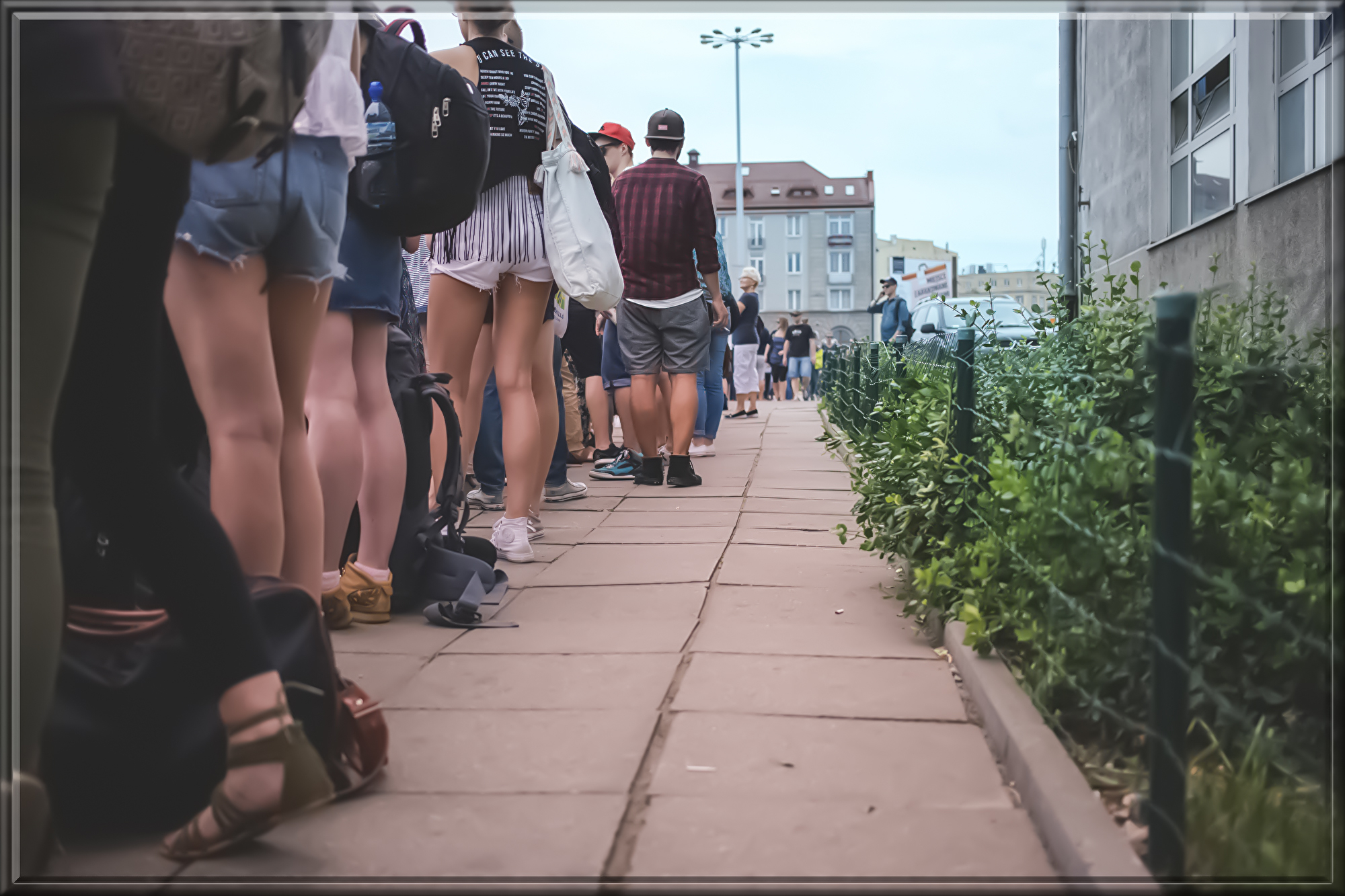 long_queue_2.jpg