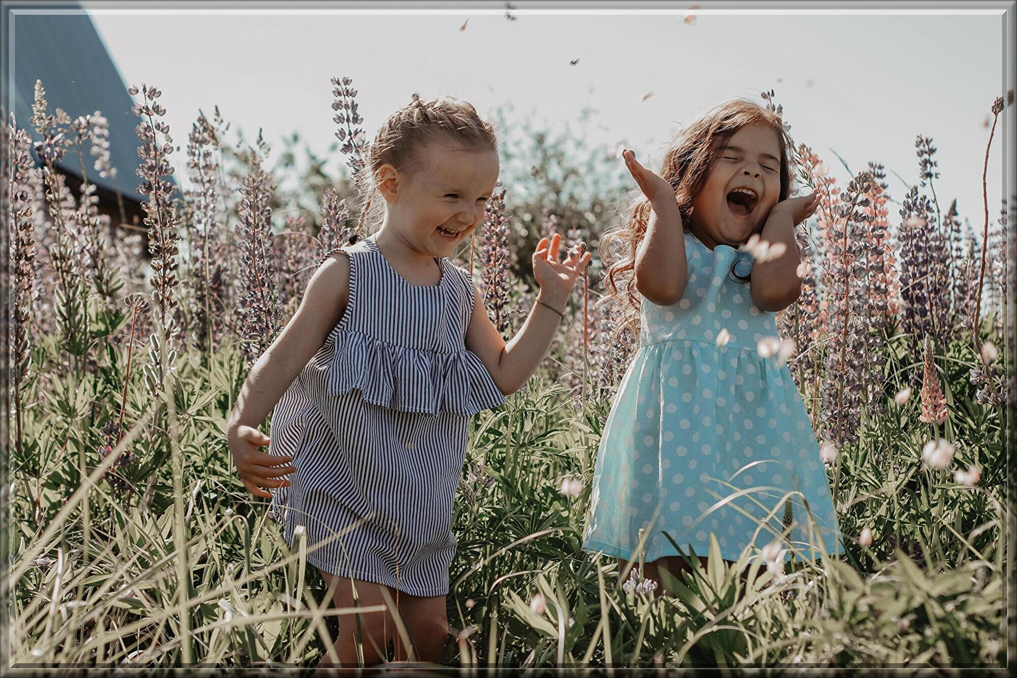girls-6174061.jpg