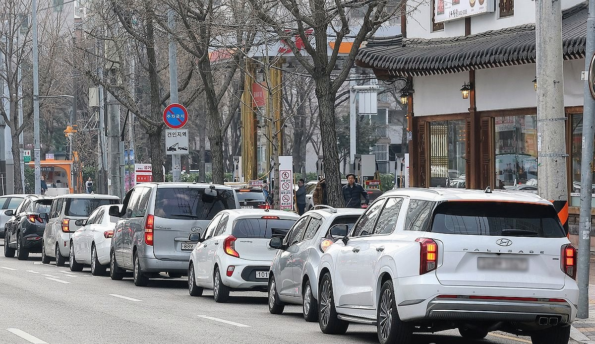 169 3月12日，在首尔芦原区的一加油站，等待加油的车辆排起长龙。 - コピー.jpg