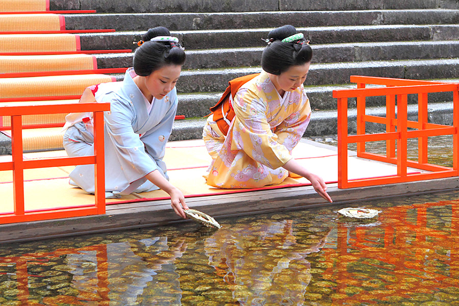 下鴨神社流しびな１.jpg