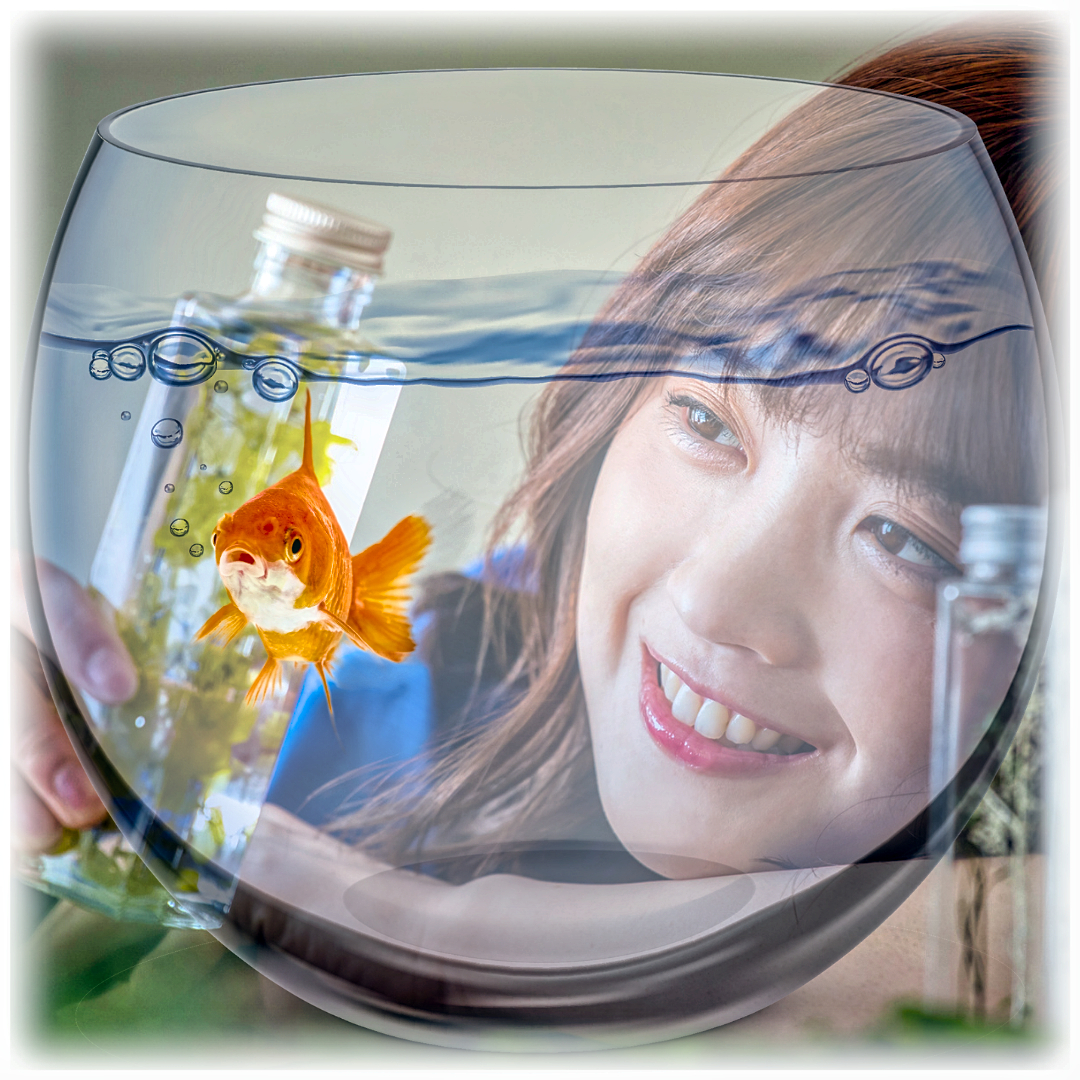 女性と金魚.png