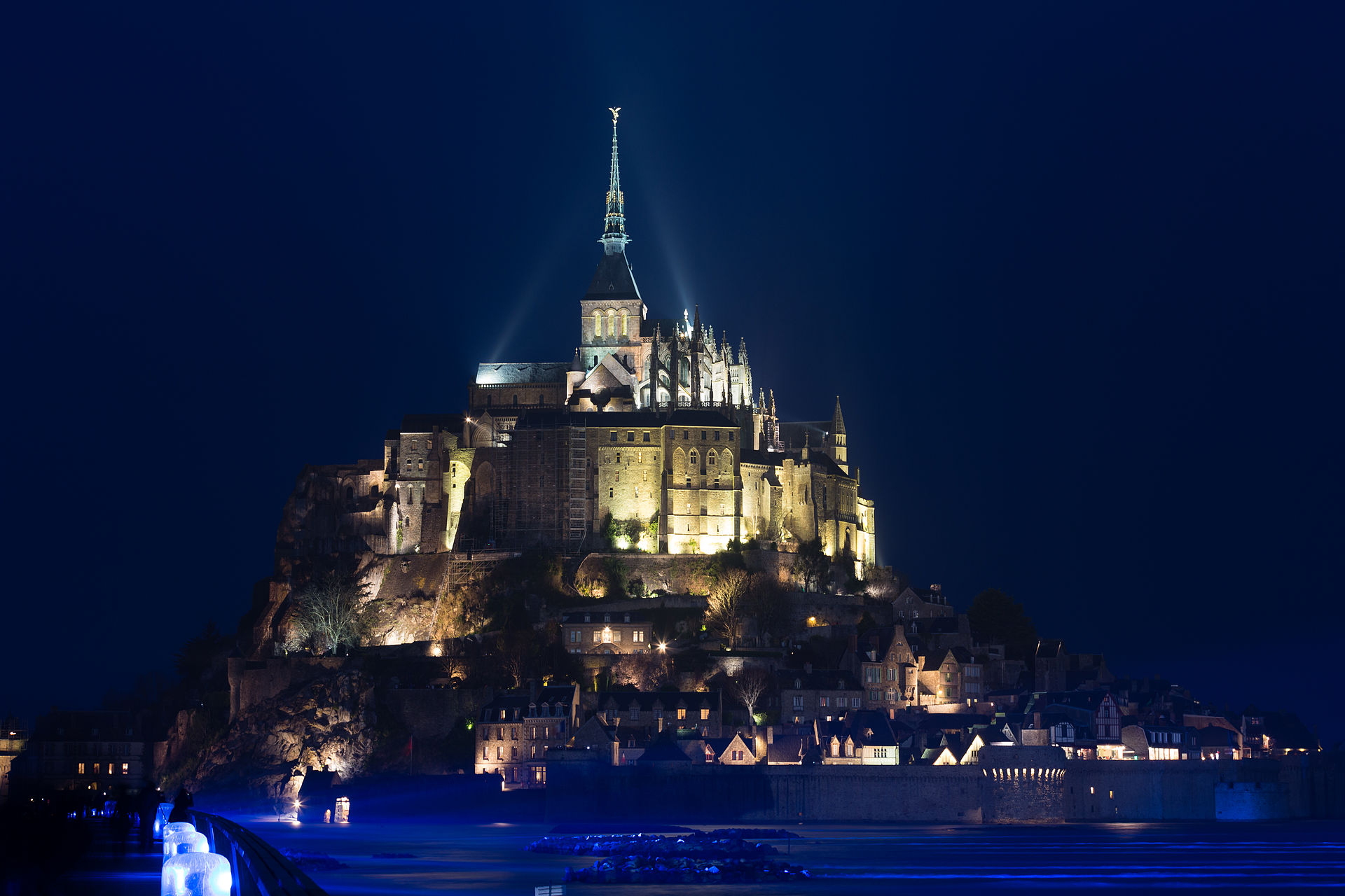 1920px-March_2015_equinox_spring_tide_at_Mont_Saint-Michel-12.jpg