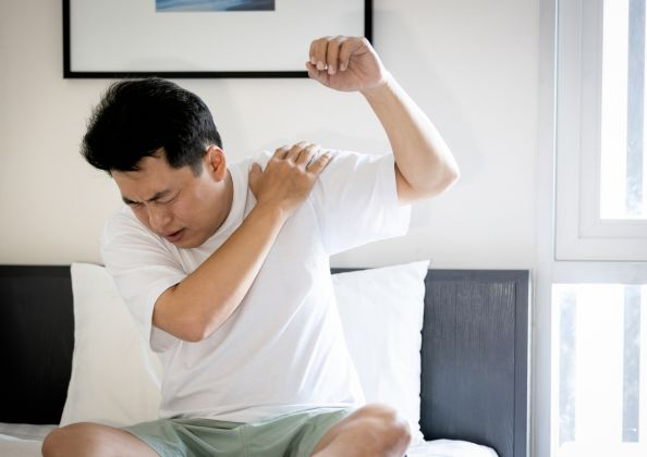 肩痛い男性.jpg