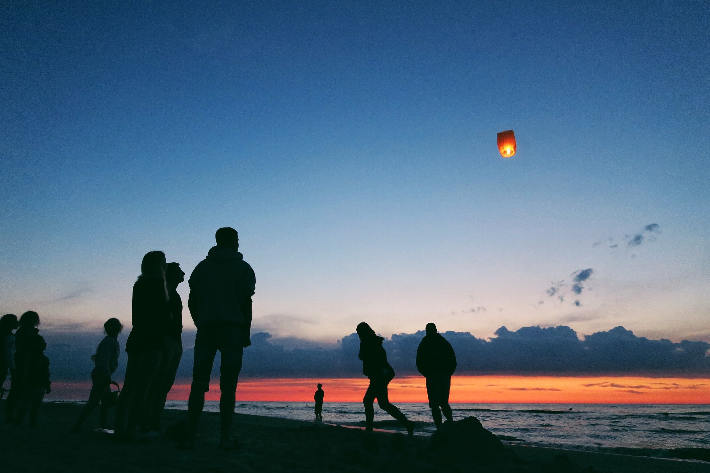 silhouette-of-people-by-the-sea-950047.jpg