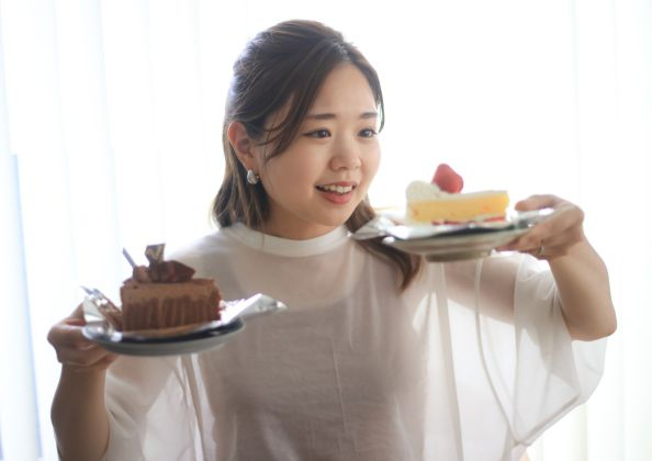ケーキ２つ女性.jpg