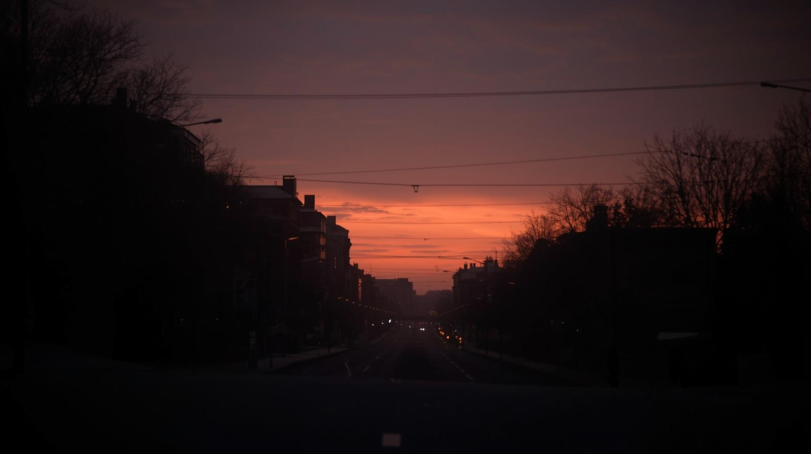 薄暗い夕方の街並み.jpg