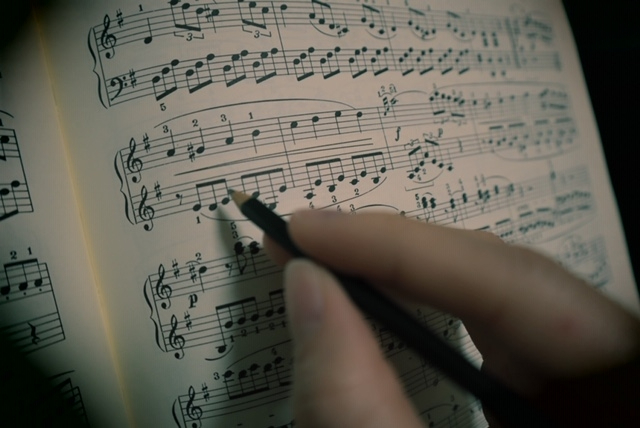 楽譜に書き込む写真.jpg