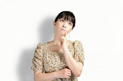 考える女性１.jpeg