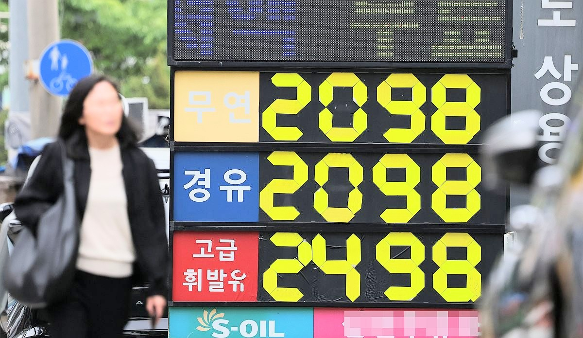 187 图为首尔市区一家加油站摆出的价格牌~2 - コピー.jpg