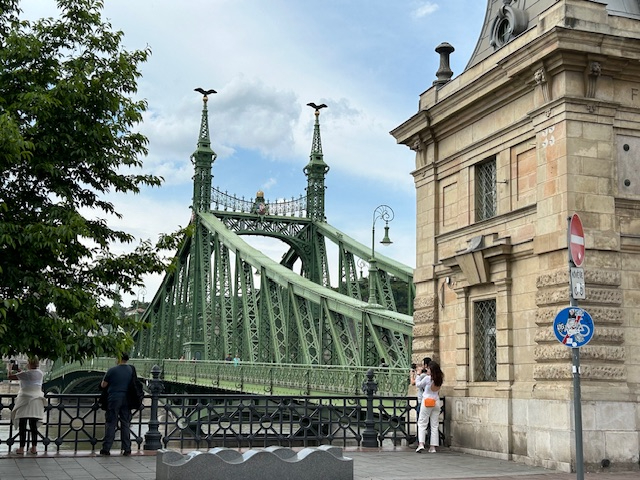 ホテル近くの自由橋.jpg