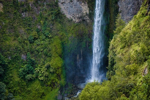 waterfall-7472700_640.jpg