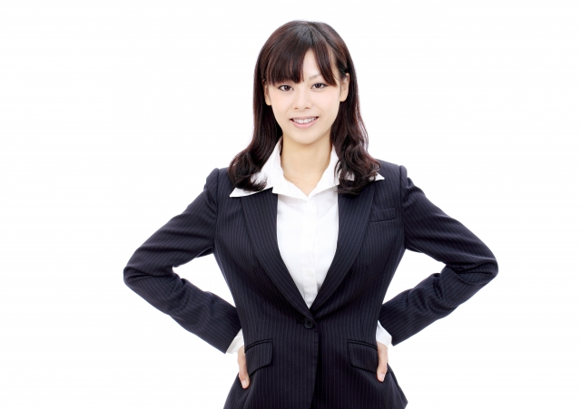 女性　腰に手　胸を張る.jpg