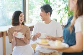 男性とカフェで談笑する女性.JPG