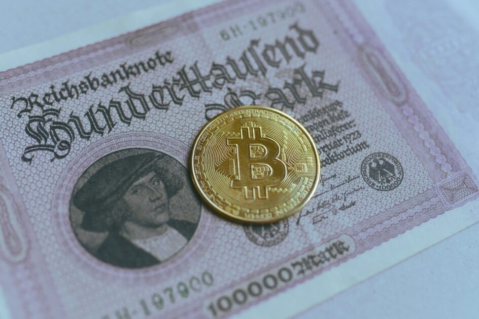 rc-xyz-nft-gallery-UzVykSgSidw-unsplash (1).jpg