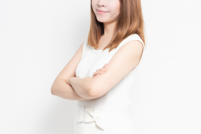 女性　腕　組む　笑顔.jpg