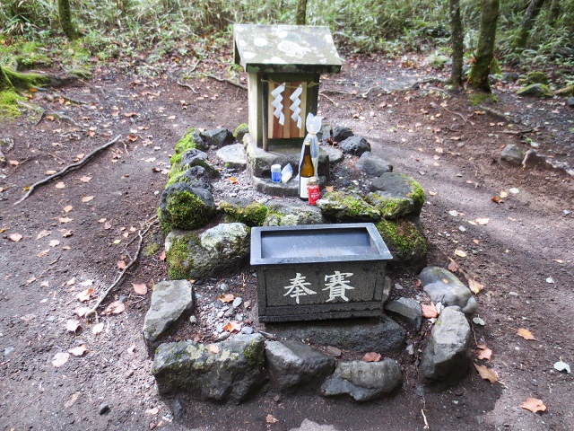 ブログ新屋山神社奥宮拝殿その3.jpg
