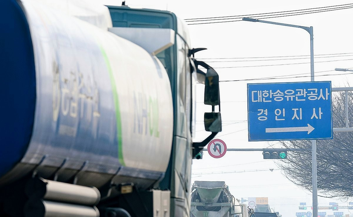 170 3月12日，在京畿道高阳市的大韩输油管公社京仁分社入口，一辆油罐车驶入油库。  - コピー.jpg