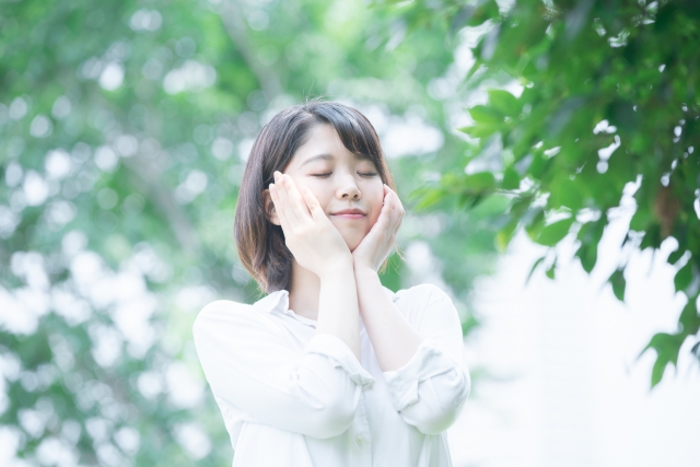 女性　リラックス　癒し　自然.jpg