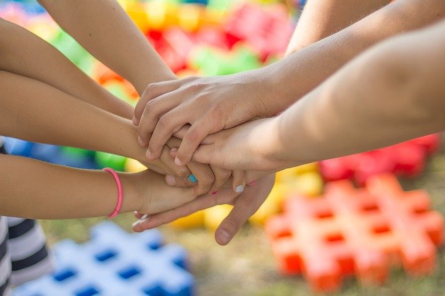 hands-g06c0edab4_640.jpg