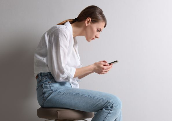 スマホ猫背女性.jpg