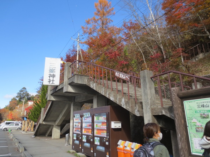 三峯神社駐車場.jpg