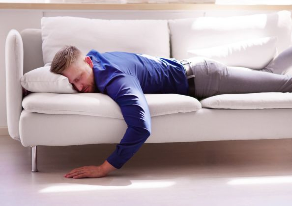 ぐったり男性.jpg