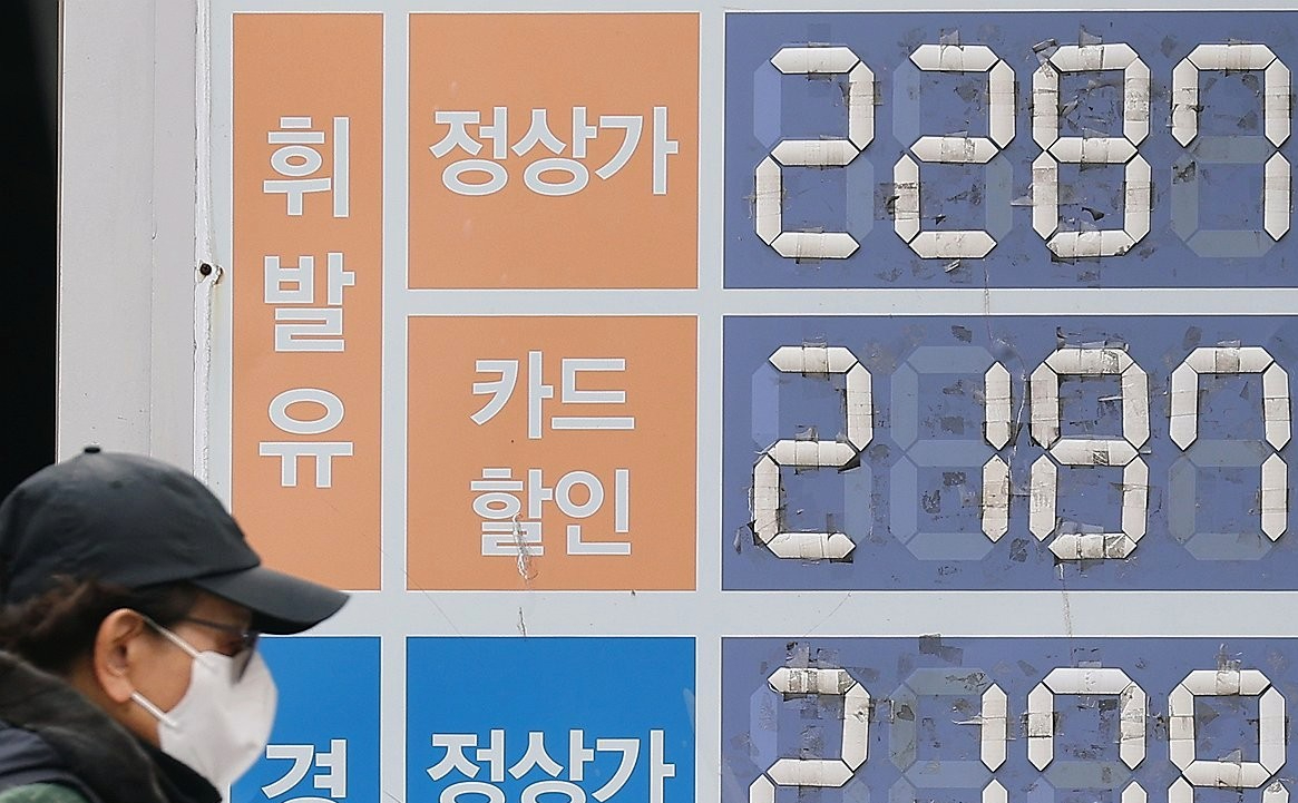 171 图为首尔市区一家加油站摆出的价格牌，摄于3月9日。 - コピー.jpg