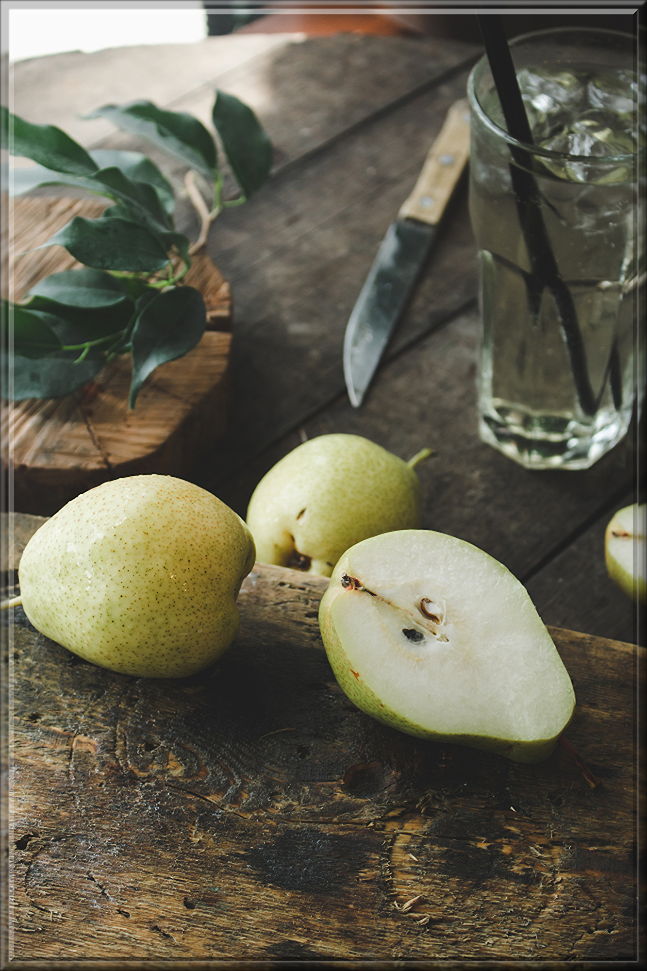 foodiesfeed.com_cut-pear-in-half.jpg