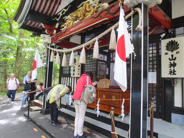 ブログ新屋山神社拝殿.jpg