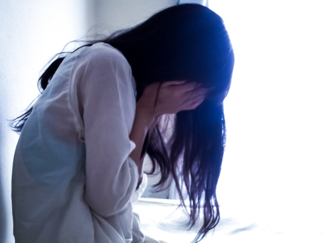 女性　顔を覆う　.jpeg