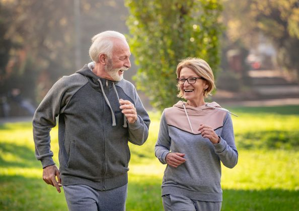シニア夫婦ウォーキング.jpg