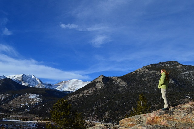 woman-staring-into-the-distance-4280426_640.jpg