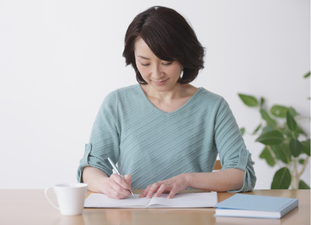 ノートを書く女性.png