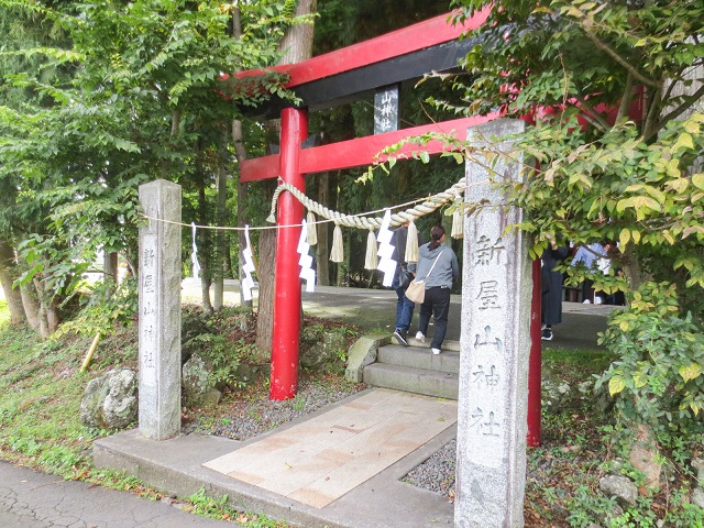 ブログ新屋山神社入り口.jpg