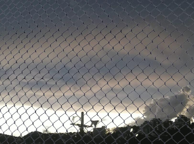 空と金網.jpg
