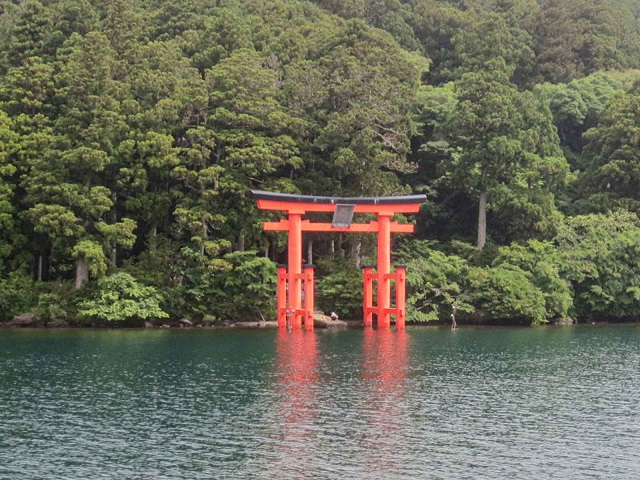 平和の鳥居_芦ノ湖側から.jpg