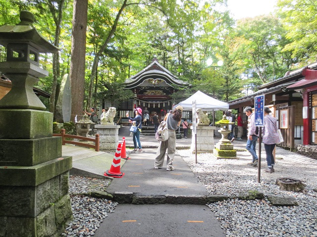 ブログ新屋山神社境内01.jpg