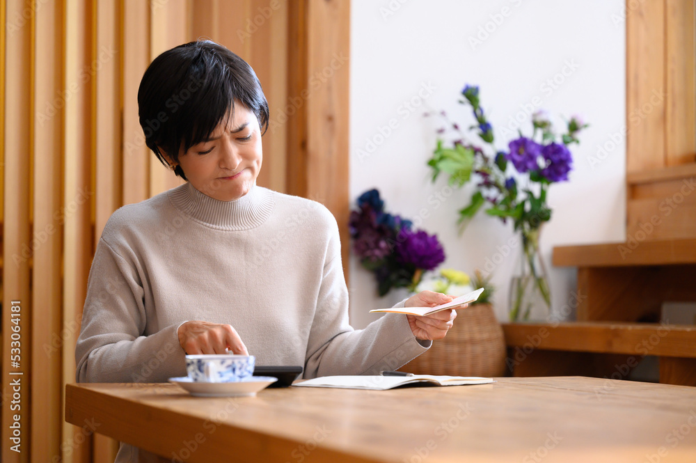 家計　頭抱える.jpg