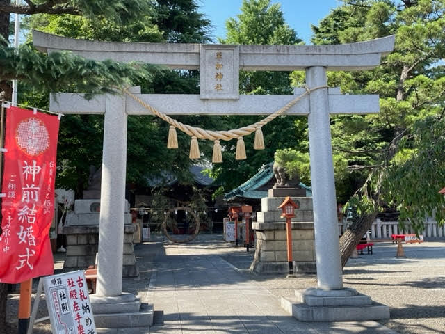 草加神社（鳥居）.jpg