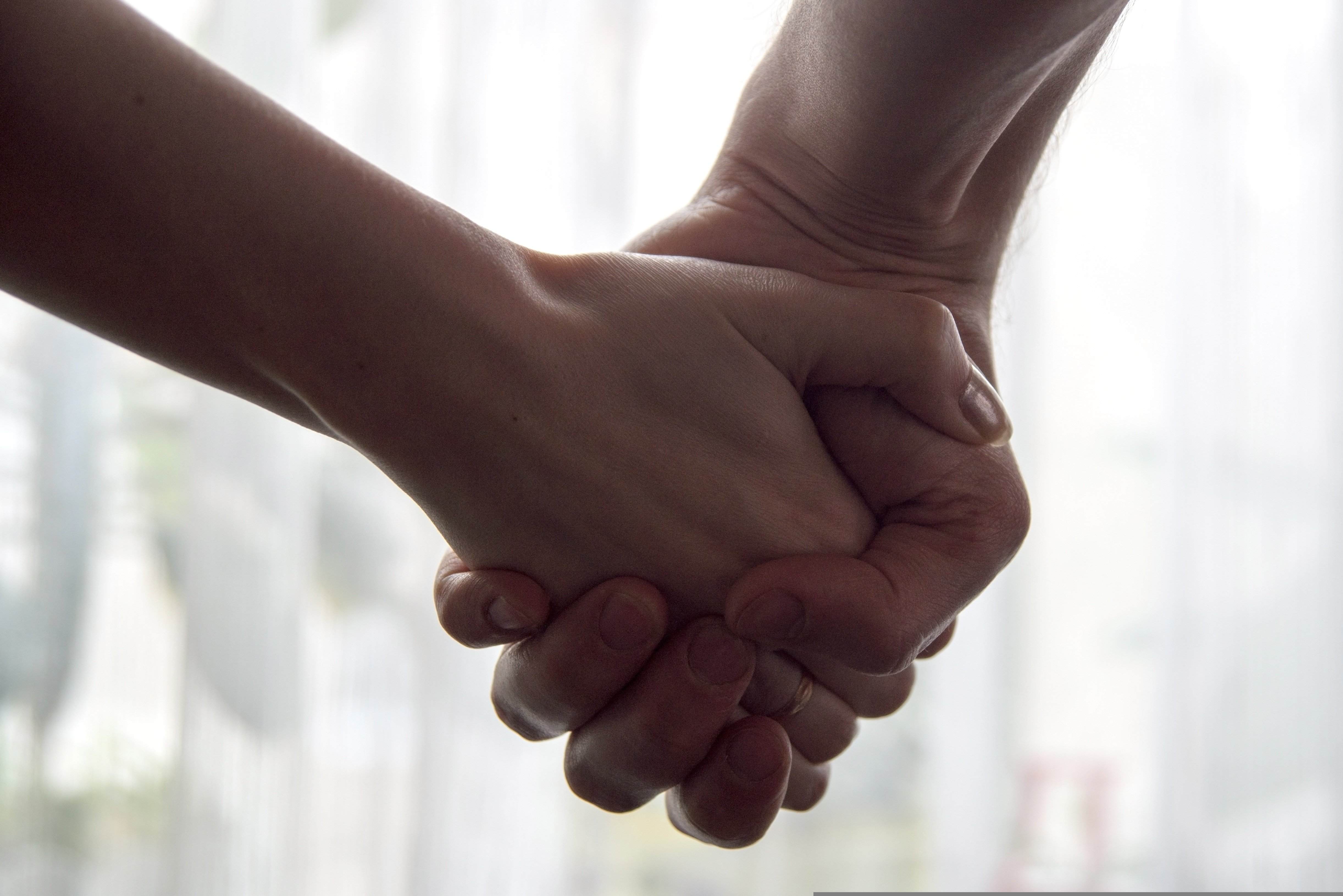 hands-2802891.jpg