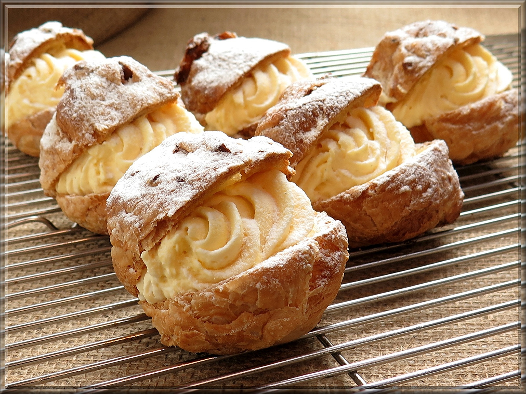 cream-puffs-427181.jpg