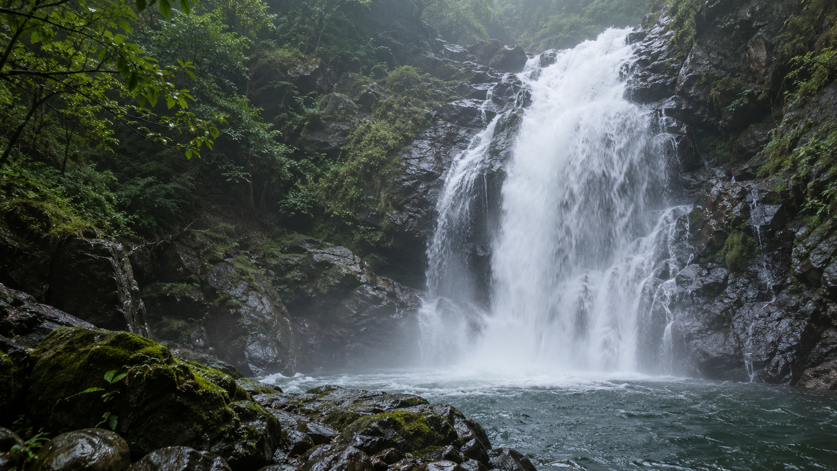 深山の滝、苔むした岩.png