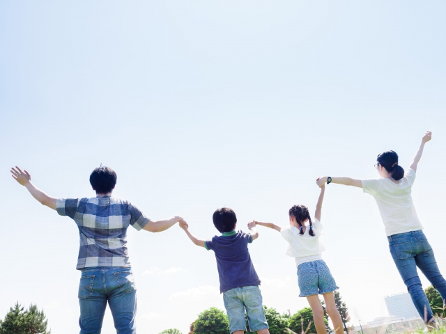 家族手をつなぐ.jpg